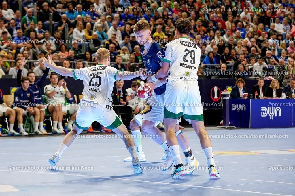 xSSCx19042602005 | 19.04.2026, xsscx, Handball, DHB-Pokal Lidl Final4, Finale, Füchse Berlin - Bergischer HC, Saison 2025 / 2026 Herren, Lanxess Arena, Köln: Matthes Langhoff (Füchse Berlin #25) im Zweikampf gegen Johannes Wasielewski (Bergischer HC #77) Photo: xSandraxScherningxPressefotoKochx
