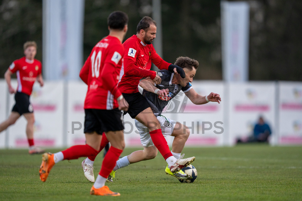 SG Sonnenhof Grossaspach vs. SSV Ulm 1846 Fussball, Fussball, WFV-Pokal, Viertelfinale, 01.04.2026 | Zweikampf zwischen Fabian Eisele (SG Sonnenhof Grossaspach, #23) und Mirnes Pepic (SSV Ulm 1846 Fussball, #20),SG Sonnenhof Grossaspach vs. SSV Ulm 1846 Fussball, Fussball, WFV-Pokal, Viertelfinale, 01.04.2026