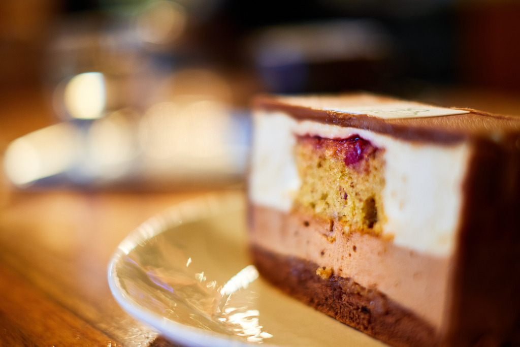 eine Hummelschnitte auf dem Tisch | WIen, Austria - March 31, 2022; Cafe Hummel, eine Hummelschnitte auf dem Tisch. - Realisiert mit Pictrs.com