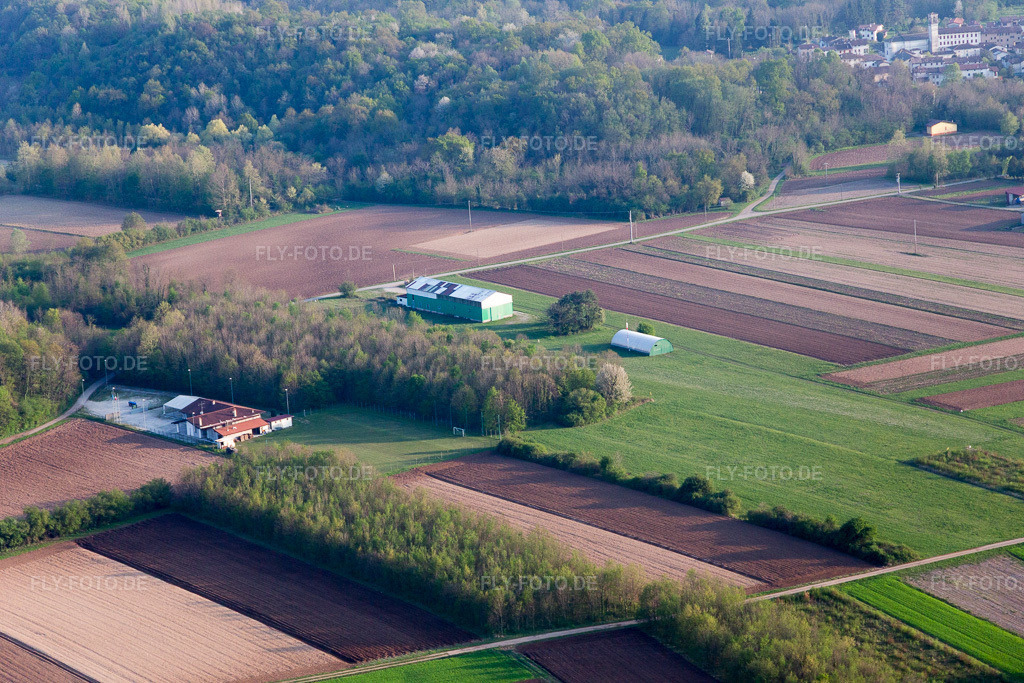 Luftbild: Ortsansicht in Mesinis im Bundesland Friaul-Julisch Venetien in Italien. Foto: IMG_098921.jpg vom 08.04.2017 durch Werner Riehm/FLY-FOTO.de