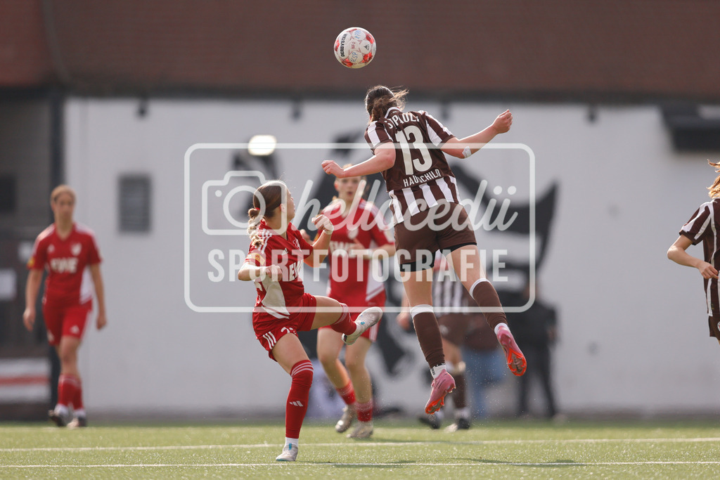 Fußball I Frauen I Saison 2025-2026 I Regionalliga Nord I 15. Spieltag I St. Pauli - SpVg Aurich-71 | Janice Sophie Hauschild (13, FC St. Pauli) köpft den Bsll. - Realisiert mit Pictrs.com