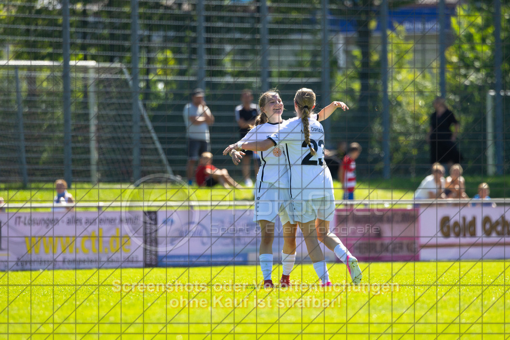 20260906_125133_0342_(c)_by_PhotoPeet | #,1.FC Donzdorf (weiß) vs. 1.FC Heidenheim 1846 (rot), Fußball, Frauen-Verbandspokal Gruppe 2, 2. Runde, Saison 2026/2027, Rasenplatz Lautertal Stadion, Süßener Straße 16, 73072 Donzdorf, 06.09.2026 - 11:00 Uhr,Foto: PhotoPeet / Sport- &amp; Eventfotografie / Peter Harich