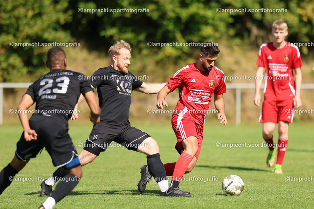 Fußball I Herren I Saison 2025-2026 I Verbandsliga Süd I 7. Spieltag I SV Schackendorf - SV Azadi Lübeck I 06.09.2025.066 | v.l. Florian Hahn (15, SV Azadi Lübeck), Arash Mirzaei (33, SV Schackendorf) - Realisiert mit Pictrs.com