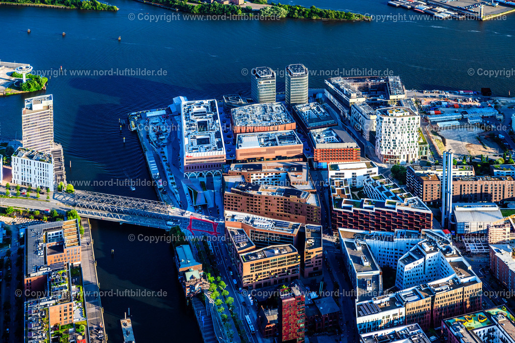 Hamburg_Westfield_Hafencity_ELS_8933160625 | HAMBURG 16.06.2025 Baustelle zum Neubau des Gebäudekomplexes des Einkaufszentrum am Überseequartier am Strandkai, Überseeboulevard, New-Orleans-Straße im Ortsteil Hafencity in Hamburg, Deutschland. Weiterführende Informationen bei: CHRISTIAN DE PORTZAMPARC,  Depenbrock Bau GmbH & Co. KG,  F + Z Baugesellschaft, Zweigniederlassung der Hecker Bau GmbH & Co. KG,  Unibail-Rodamco Germany GmbH,  Unibail-Rodamco ÜSQ Süd Quartiersmanagement GmbH. // Construction site for the new building complex of the shopping center at the Ueberseequartier on Strandkai, Ueberseeboulevard, New-Orleans-Strasse in the Hafencity district of Hamburg, Germany. Further information at: CHRISTIAN DE PORTZAMPARC,  Depenbrock Bau GmbH & Co. KG,  F + Z Baugesellschaft, Zweigniederlassung der Hecker Bau GmbH & Co. KG,  Unibail-Rodamco Germany GmbH,  Unibail-Rodamco UeSQ Sued Quartiersmanagement GmbH. Foto: Martin Elsen