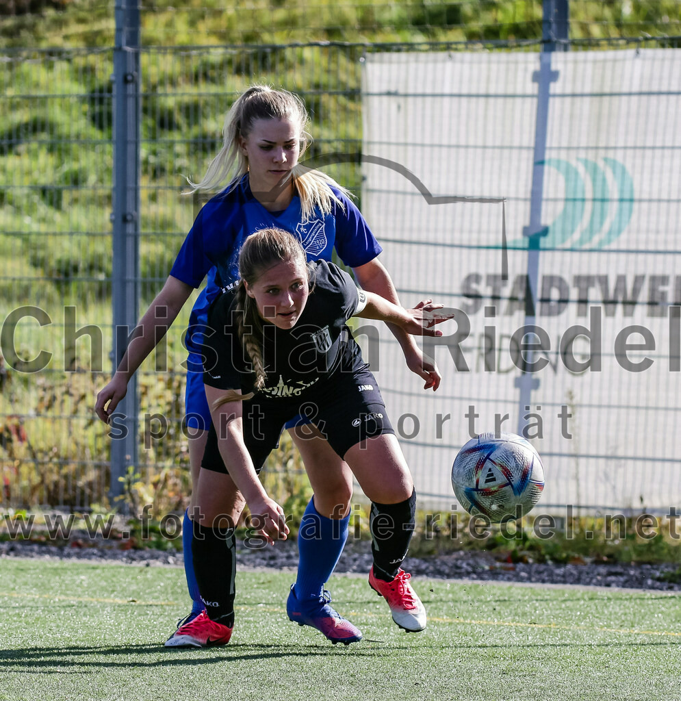 2023-10-21_068_FC_Langengeisling_gegen_TSV_Eching | Erding, Deutschland, 21.10.2023:
Fußball, Bezirksoberliga 2023 / 2024, 8. Spieltag, FC Langengeisling gegen TSV Eching, Endergebnis: 0:0

Marie Huber (FC Langengeisling, #2), Katrin Schwentner (TSV Eching, #2)

Foto: Christian Riedel / fotografie-riedel.net