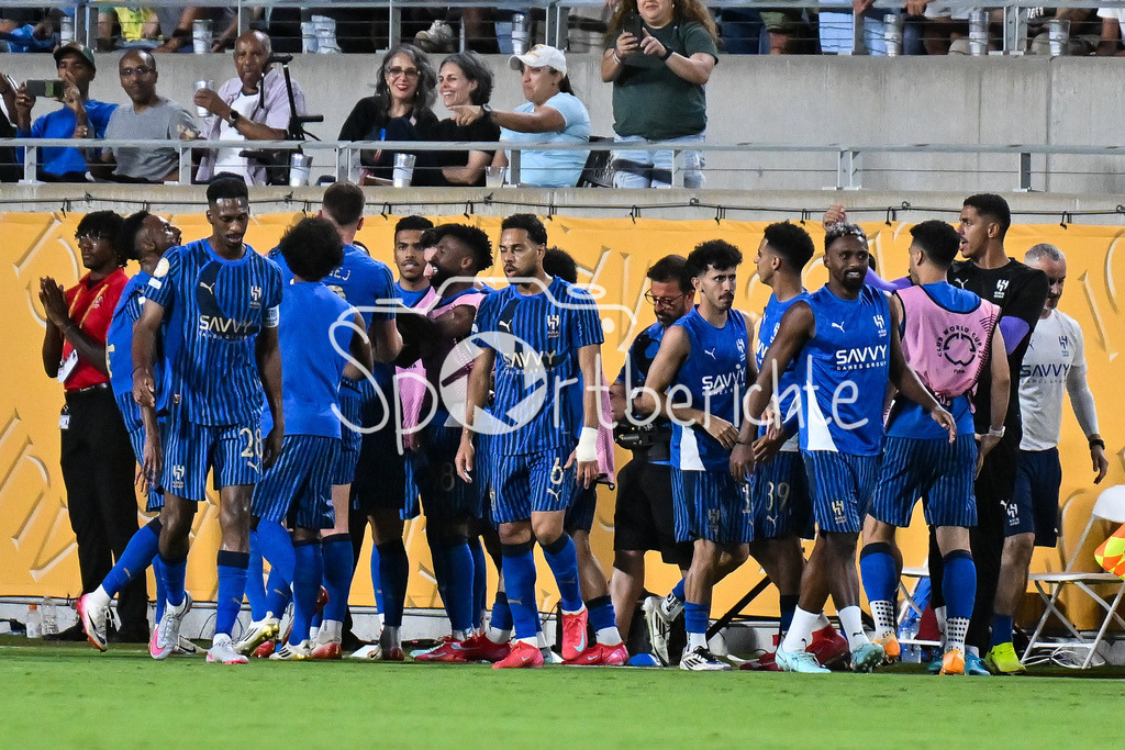 Manchester City - Al-Hilal SFC | Jubel von Al-Hilal nach dem Treffer zum 1-2 durch MALCOM (Al-Hilal 77) / Tor / Torschuetze / Freude / Happy / FIFA Club World Cup: Manchester City - Al-Hilal SFC, Camping World Stadium am 30.06.2025 / NOT FOR SALE IN USA