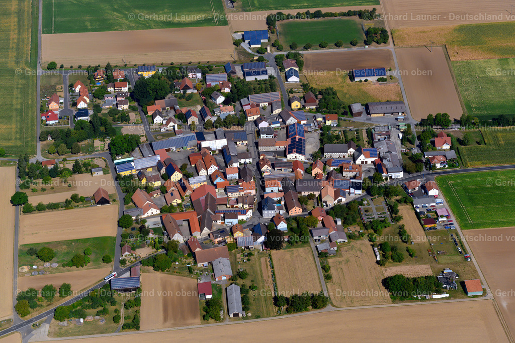 3650476 | SäCHSENHEIM 13.09.2016 Landwirtschaftliche Nutzflächen und Feldgrenzen  umsäumen das Siedlungsgebiet des Dorfes in Sächsenheim im Bundesland Bayern, Deutschland // Agricultural land and field boundaries surround the settlement area of the village  in Sächsenheim in the state Bavaria, Germany Foto: Gerhard Launer