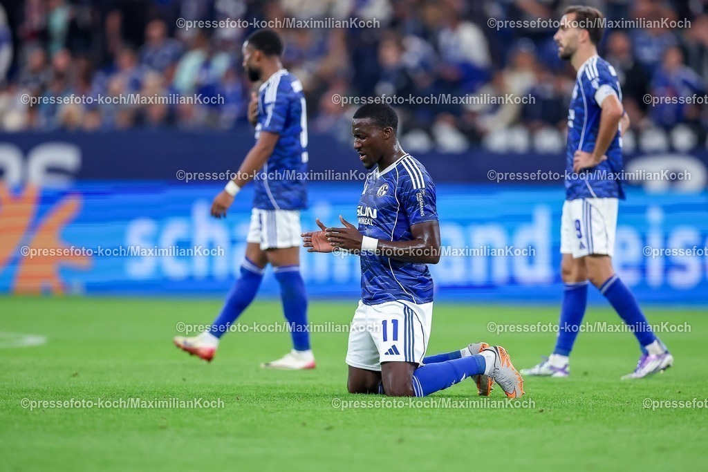 S0413092501190 | 13.09.2025, Fußball, FC Schalke 04 - Holstein Kiel, 5.Spieltag, 2. Fußball Bundesliga, Veltins-Arena Gelsenkirchen, Saison 2025 2026: Bryan Lasme (Schalke04 #11) kniet nach der 0:1 Niederlage Enttäuscht auf dem Spielfeld enttäuschung DFB regulations prohibit any use of photographs as image sequences and or quasi-video.