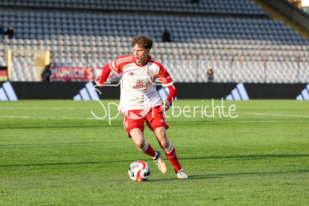 FC Bayern Amateure - TSV Buchbach | am Ball Jonathan JENSEN (FCB #49) / Freisteller / Einzelfoto