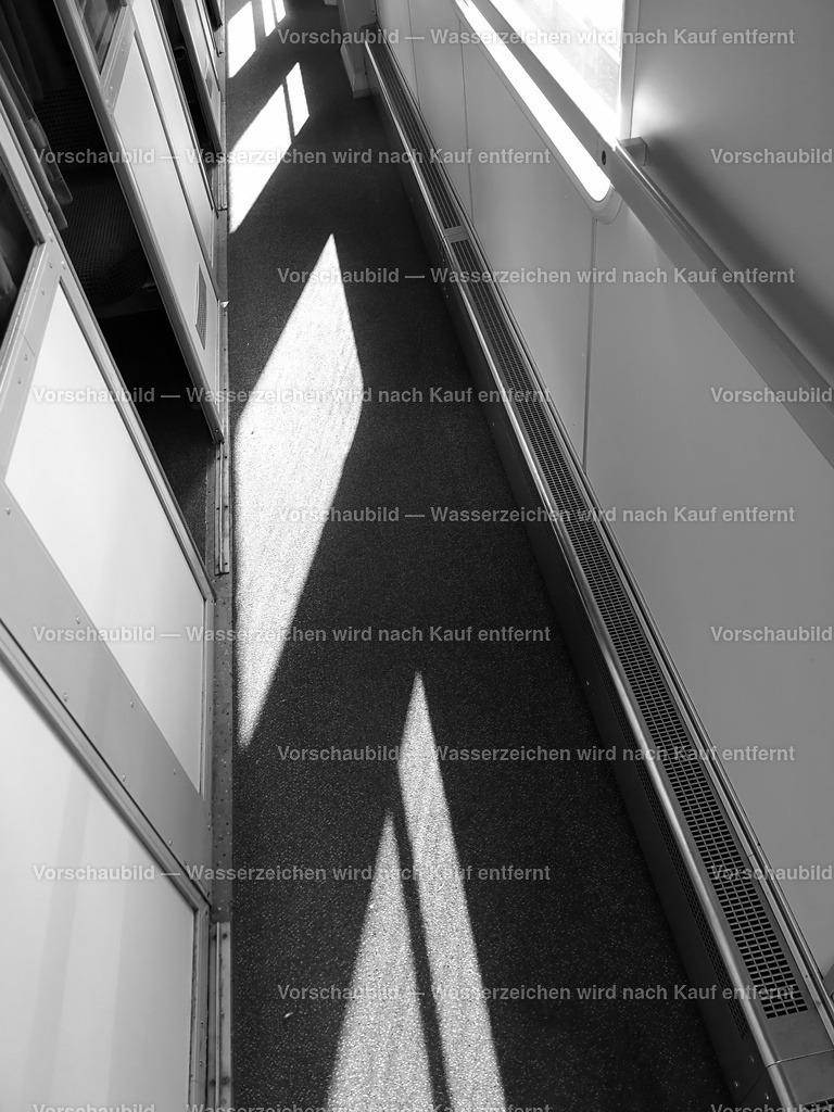 im D-Zug Wagen | Schattenspiele im D-Zug - Realisiert mit Pictrs.com