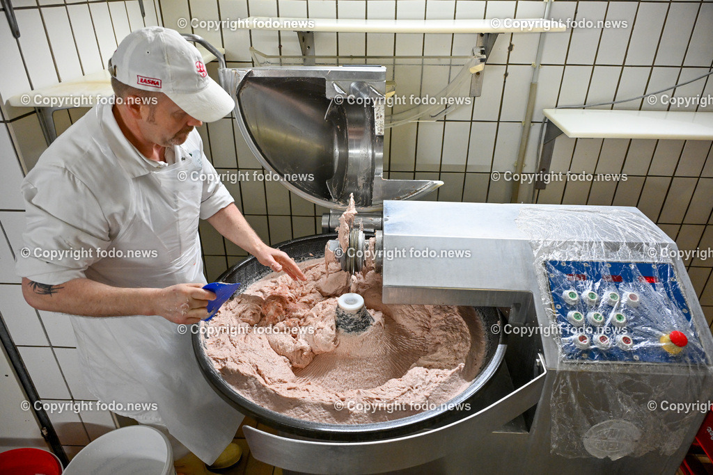 Fleischerei Fischelmaier_ Pabneukirchen_ 03.04.2024-15 | 03.04.2024, Pabneukirchen, AUT, Fleischerei Fischelmaier, im Bild Wurstproduktion, Wurstmaschine