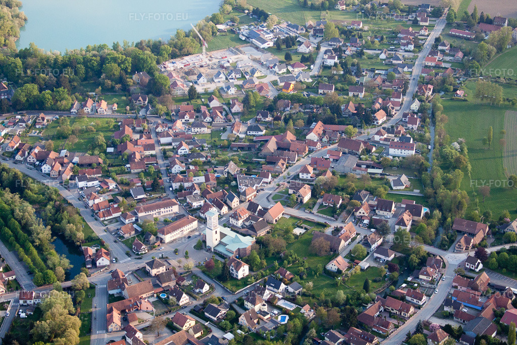 Vue aérienne: Mühlrhein et rue Principale avec l'église catholique St Pierre et Paul à Offendorf dans le département Bas Rhin, France – .Photo: IMG_39542.jpg prise le 14/04/2011 par Werner Riehm/FLY-FOTO.eu – Résolution de l'original: 4752 x 3168 px