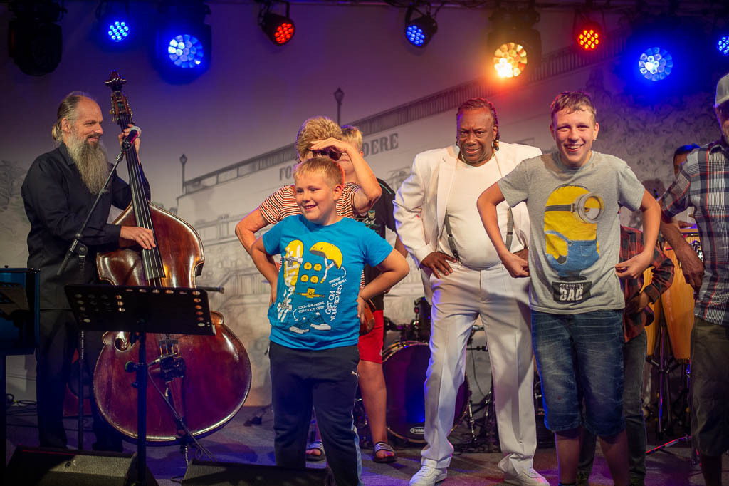 Summ Summ Salsa | Kinderkonzert Summ Summ Salsa mit Klazz Brothers & Cuba Percussion im Forte Belvedere Leisnig zum Festival Hallo Leisnig 2022. - Realisiert mit Pictrs.com