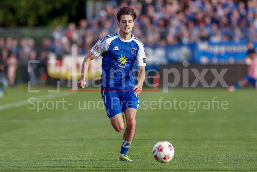 Fussball, Regionalliga Nord, BSV Kickers Emden - SV Meppen | Mika Eickhoff (BSV Kickers Emden, 8) am Ball, Freisteller, Einzelbild, Ganzkörper, Aktion, Action, Spielszene