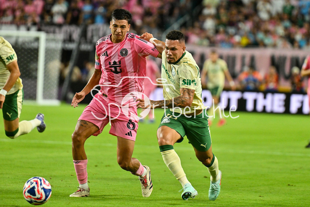 Inter Miami CF - Palmeiras Sao Paulo | im Duell Tomas AVILES (Inter Miami 6) und PAULINHO (Palmeiras 10) / Zweikampf / FIFA Club World Cup: Inter Miami CF - Palmeiras Sao Paulo, Hard Rock Stadium am 23.06.2025 / NOT FOR SALE IN USA
