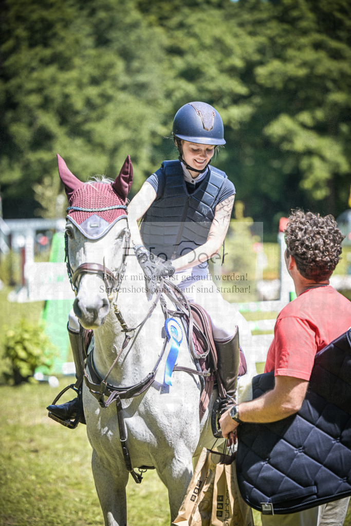 DOS_7703 | Entdecke hochwertige Reitturnierfotos von Foto Oger. Professionell, emotional und authentisch – jetzt Lieblingsmomente im Shop bestellen.Deutschlandweite Turnierfotografie. - Realisiert mit Pictrs.com