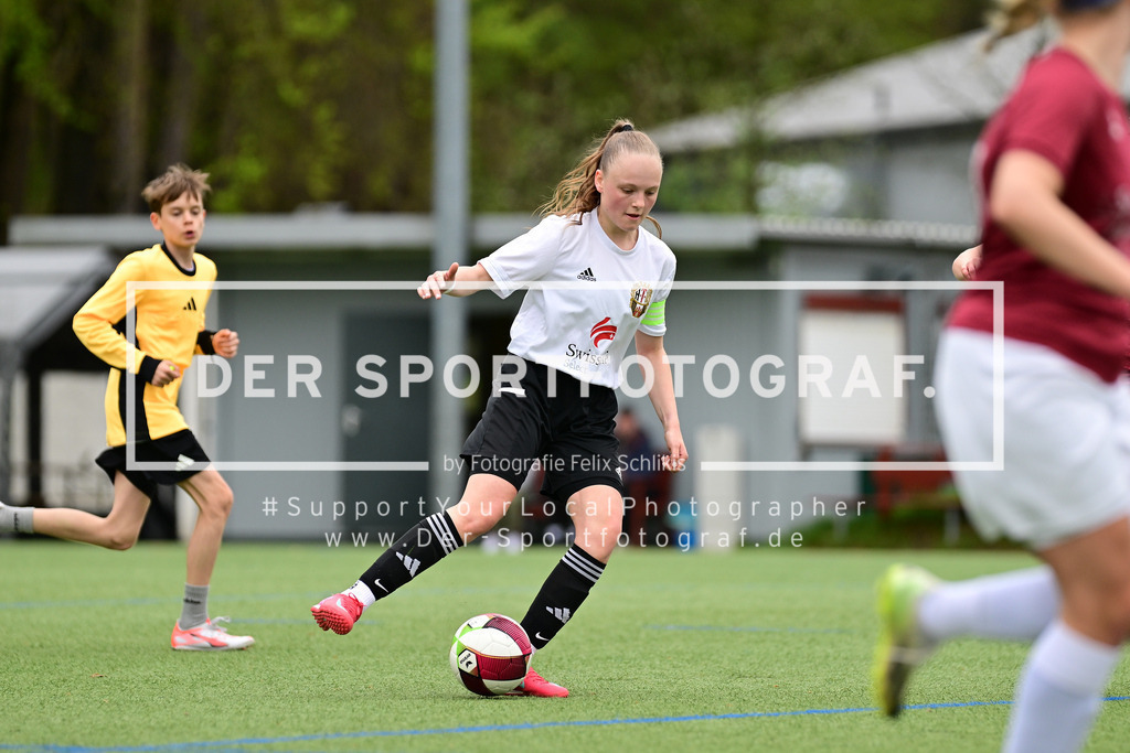 Fußball I Frauen I Saison 2024-2025 I FBZL Ost I 20. Spieltag I Harburger TB - SC Eilbek II I 68170 | Lena Marie Goretzka (11, Harburger TB) - Realisiert mit Pictrs.com
