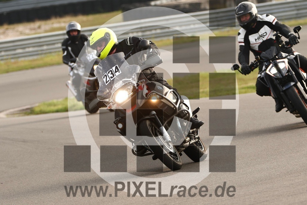 0234-20250919_11457 | Schöne Erinnerungen an spannende Momente - das festzuhalten ist unser Job. PIXELrace.de ist seit 2003 auf den Rennstrecken Europas unterwegs um die Action draußen beim Fahren und die wunderbare Stimmung imm Fahrerlager für euch einzufangen.