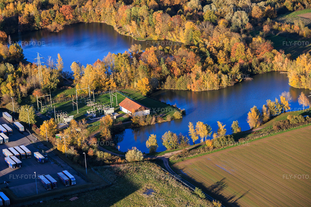 Luftbild: Angelweiher mit Umspannwerk in Offenbach an der Queich im Bundesland Rheinland-Pfalz in Deutschland. Foto: IMG_150592.jpg vom 30.10.2025 durch Werner Riehm/FLY-FOTO.de