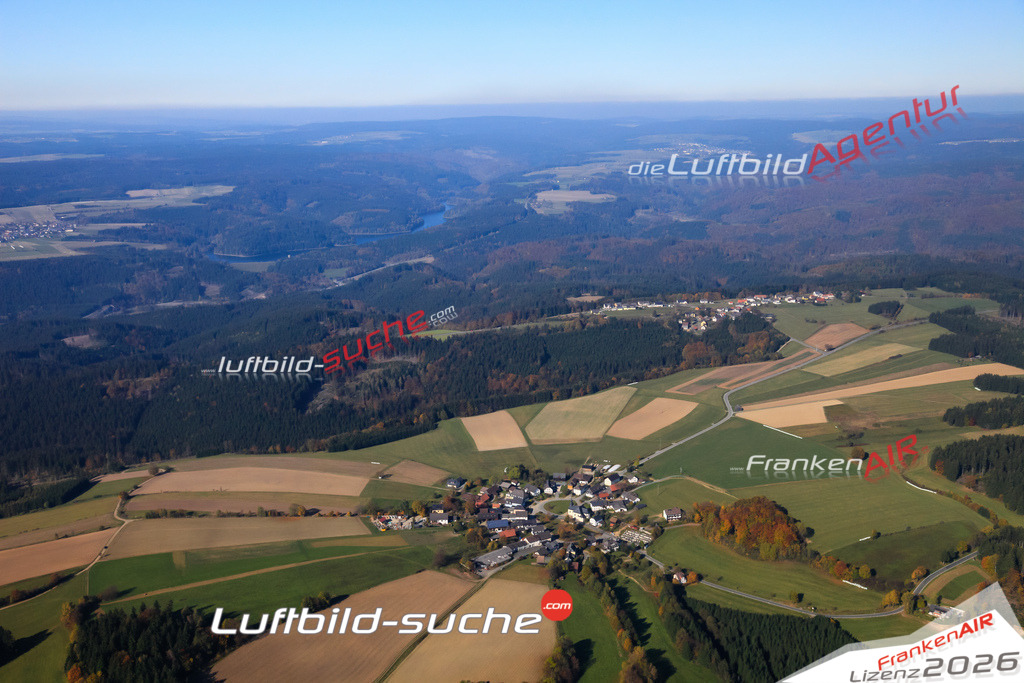Die Luftaufnahme Neuengrün - Wallenfels wurde vom UL-Flugzeug (keine Drohne) aus fotografiert.Hohe Druck- Auflösung-die Geschenkidee!