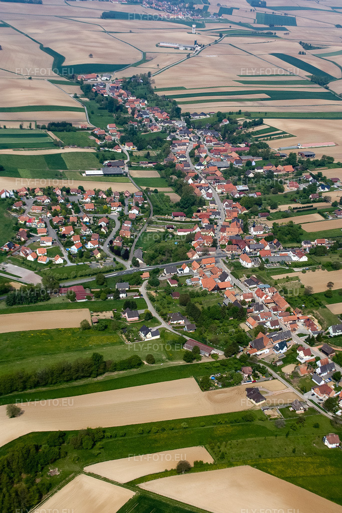 Vue aérienne: Vue de la ville depuis l'est à Wintzenbach dans le département Bas Rhin, France.Photo: IMG_18134.jpg prise le 03/05/2009 par Werner Riehm/FLY-FOTO.euRésolution de l'original: 2848 x 4272 px