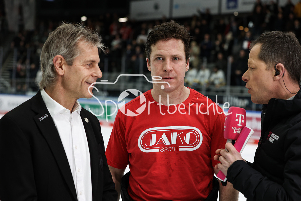 Augsburger Panther - EHC RB München | AEV Sportmanager Duanne MOESER beim Interview von Magenta Sport / MagentaSport / Thomas Jordan TREVELYAN (AEV #24)