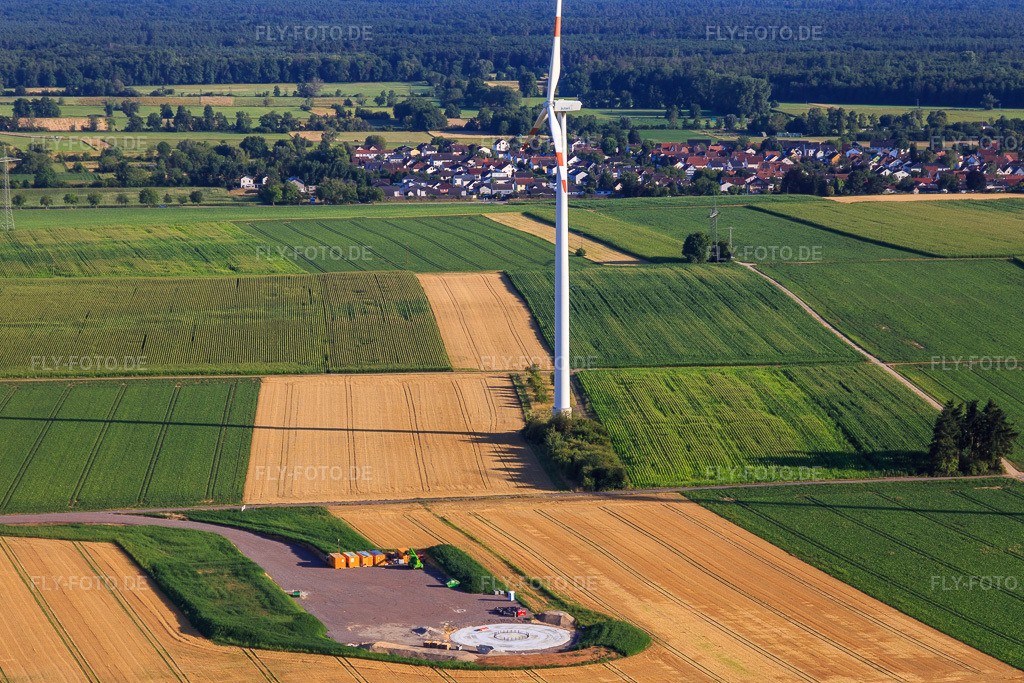 Luftbild: Repowering Windpark Minfeld. JUWI ersetzt vier Altanlagen (GE 1.5) aus 2004 durch zwei neue, modernen Anlagen vom Typ Vestas V162 mit je sechs Megawatt. in Minfeld im Bundesland Rheinland-Pfalz in Deutschland. Foto: IMG_149412.jpg vom 18.07.2025 durch Werner Riehm/FLY-FOTO.deWindpark Minfeld - JUWI
