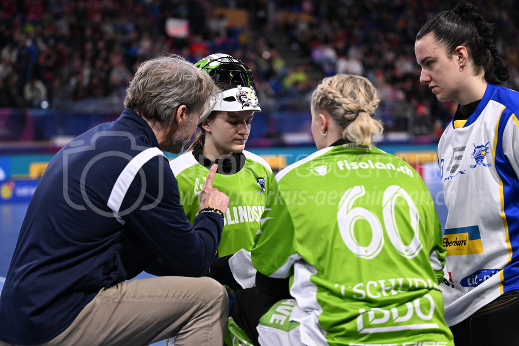 Kloten-Dietlikon Jets vs Skorpion Emmental Zollbrück - 15. April 2023 | 15.04.2023, Kloten, stimo arena, Swiss Unihockey Superfinal Frauen: Kloten-Dietlikon Jets - UHV Skorpion Emmental, Torhütertrainer Jakob Liske mit Livia Werz (#41 Kloten-Dietlikon Jets), Sara Tschudin (#60 Kloten-Dietlikon Jets) und Martina Cerny (#83 Kloten-Dietlikon Jets). - Realisiert mit Pictrs.com