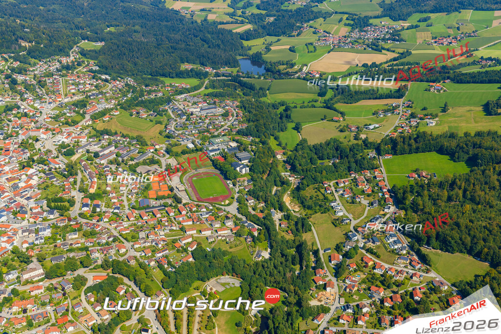 Luftaufnahme von  Hauzenberg - Die Luftaufnahme wurde 2025 vom UL-Flugzeug heraus erstellt ( keine Drohne ) - Hochauflösende Luftaufnahme - für professionelle Ausdrucke geeignet. Die Geschenkidee !Mit Lizenz und Bildrechte bestellbar