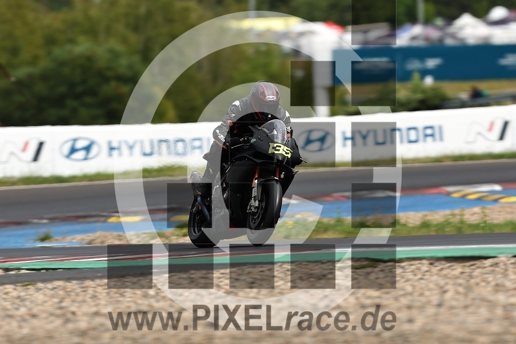 0135-20250822_03073 | Schöne Erinnerungen an spannende Momente - das festzuhalten ist unser Job. PIXELrace.de ist seit 2003 auf den Rennstrecken Europas unterwegs um die Action draußen beim Fahren und die wunderbare Stimmung imm Fahrerlager für euch einzufangen.