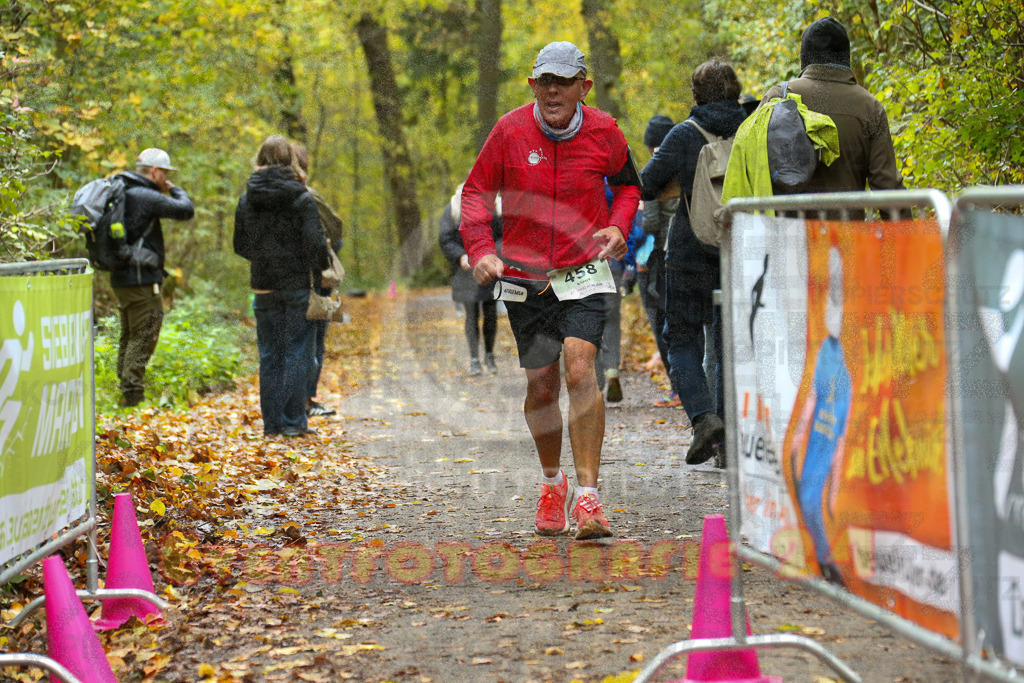 251026_1332_EX1_3607 | Sportfotografie im Rhein-Sieg Kreis, Köln, Bonn, NRW, Rheinland Pfalz, Hessen, etc. Unser Tätigkeitsfeld umfasst den Laufsport vom Volkslauf über den Marathon, Duathlon, Triathon bis zum Ultralauf wie Kölnpfad Ultra oder Schindertrail.
