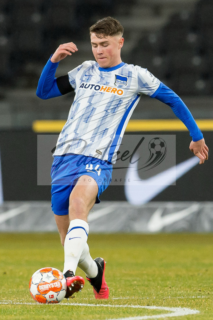 BSCFCB20220123_267 | Fussball, Herren: Linus Jasper Gechter (Hertha BSC) in Aktion, am Ball, Einzelaktion bei dem Spiel der 1. Bundesliga zwischen Hertha BSC und FC Bayern Muenchen im Olypiastadion am 23.01.2022 in Berlin, Deutschland.DFB / DFL REGULATIONS PROHIBIT ANY USE OF PHOTOGRAPHS AS IMAGE SEQUENCES AND/OR QUASI-VIDEO. - Realisiert mit Pictrs.com