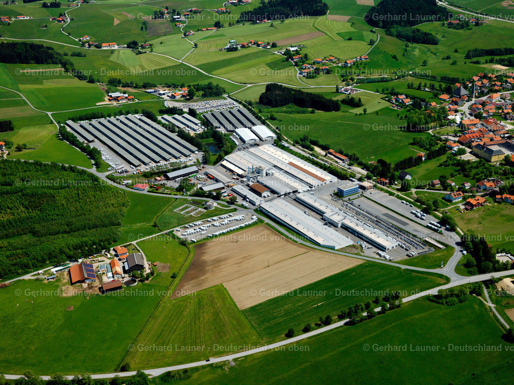 2724192 | JANDELSBRUNN 19.05.2007 Gebäude und Produktionshallen auf dem Fahrzeugbau- Werksgelände der Firma Knaus Tabbert AG in Jandelsbrunn im Bundesland Bayern, Deutschland. Weiterführende Informationen bei: Knaus Tabbert GmbH. // Buildings and production halls on the vehicle construction site of Firma Knaus Tabbert AG in Jandelsbrunn in the state Bavaria, Germany. Further information at: Knaus Tabbert GmbH. Foto: Gerhard Launer