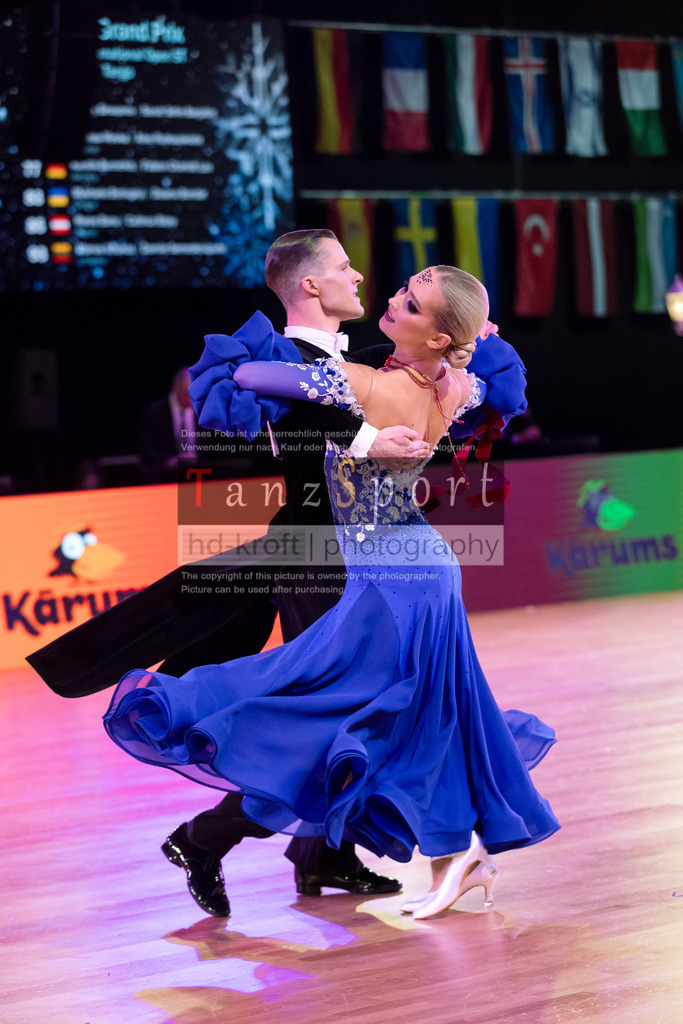 20241215_WDSF_Int_Open_Std-Riga-9822 | Tanzsportbilder, Standardtanz, Lateintanz, WDSF, DTV, LTVB, dancecomp, goc, hessen tanzt, blaues band der spree, walzer, tango, wiener walzer, slowfox, quickstepp, samba, rumba, cha-cha-cha, paso doble. jive, hd-kroft photography, turniertanzsport