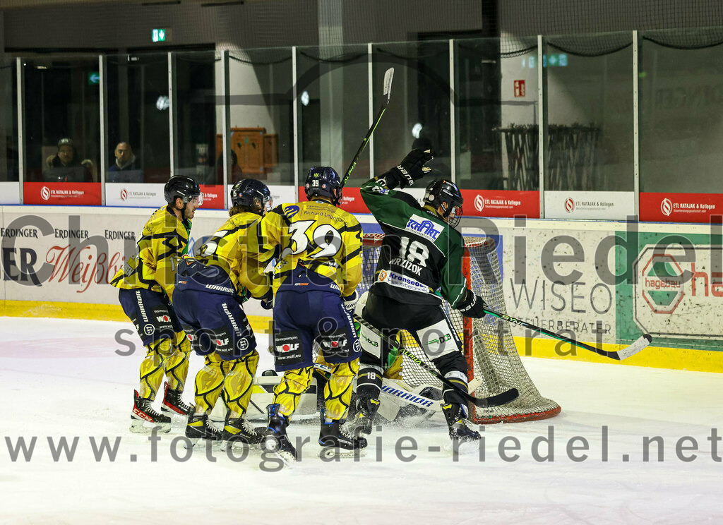 2022-12-16_126_TSV_Erding_gegen_EC_Pfaffenhofen | Erding, Deutschland, 16.12.2022:
Eishockey, Bayernliga 2022 / 2023, 21. Spieltag, TSV Erding gegen EC Pfaffenhofen, Endergebnis: 14:1

Anton Münzhuber (EC Pfaffenhofen, #39), Daniel Krzizok (Erding Gladiators, #18), Torwart Hannes Kiefer (EC Pfaffenhofen, #30)

Foto: Christian Riedel / fotografie-riedel.net