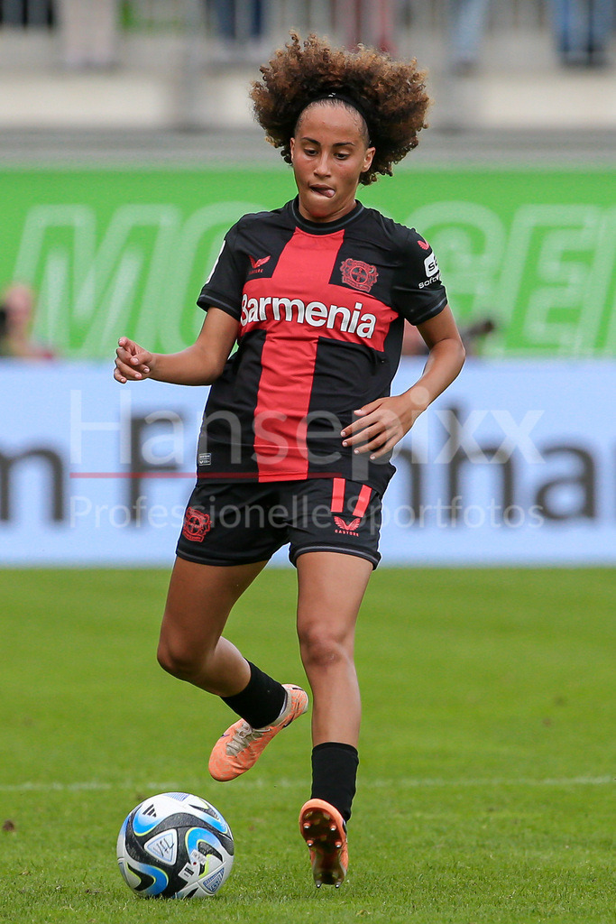 Fussball, Google Pixel Frauen-Bundesliga, VfL Wolfsburg - Bayer 04 Leverkusen | v.li.: Amira Arfaoui (Bayer 04 Leverkusen, 17) Freisteller, Einzelbild, Ganzkörper, Aktion, Action, Spielszene, DIE DFB-RICHTLINIEN UNTERSAGEN JEGLICHE NUTZUNG VON FOTOS ALS SEQUENZBILDER UND/ODER VIDEOÄHNLICHE FOTOSTRECKEN. DFB REGULATIONS PROHIBIT ANY USE OF PHOTOGRAPHS AS IMAGE SEQUENCES AND/OR QUASI-VIDEO.