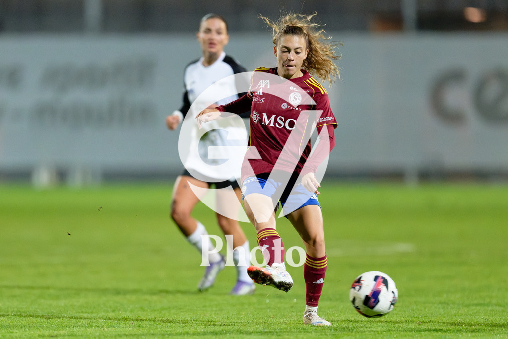 DZ9_5358_c | Switzerland: AXA Womens Super League 2025/26, Servette FC Chenois Feminin vs FC Aarau Frauen - Stade des Trois-Chene, Chene-Bourge: Ascension Martinez Salinas (8 Servette FC Chenois Feminin) passes the ball 