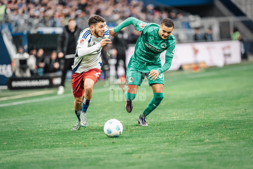 Fußball | Männer | Saison 2024/2025 | 2. Fußball-Bundesliga | 17. Spieltag | Hamburger SV vs. SpVgg Greuther Fürth | 21.12.2024 | v.l. William Mikelbrencis (#2, HSV) und Maximilian Dietz (#33, SpVgg Greuther Fürth)