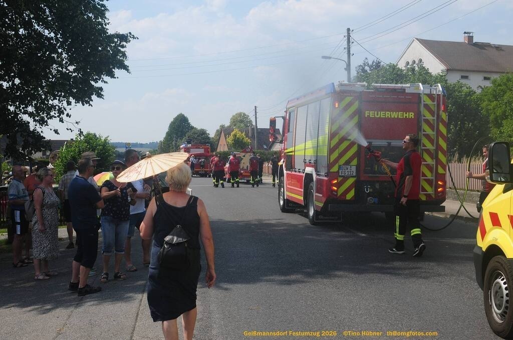 Geißmannsdorf-2026-Festumzug-206 | Festumzug in Geißmannsdorf bei Bischofswerda im Juni 2026. Fotografische Eindrücke und Momentaufnahmen vom Festumzug anläßlich des 800-jährigen Bestehens von Geißmannsdorf - mit Teilnehmern und Gästen, Strohpuppen und geschmückten Vorgärten und Grundstücken - Realisiert mit Pictrs.com