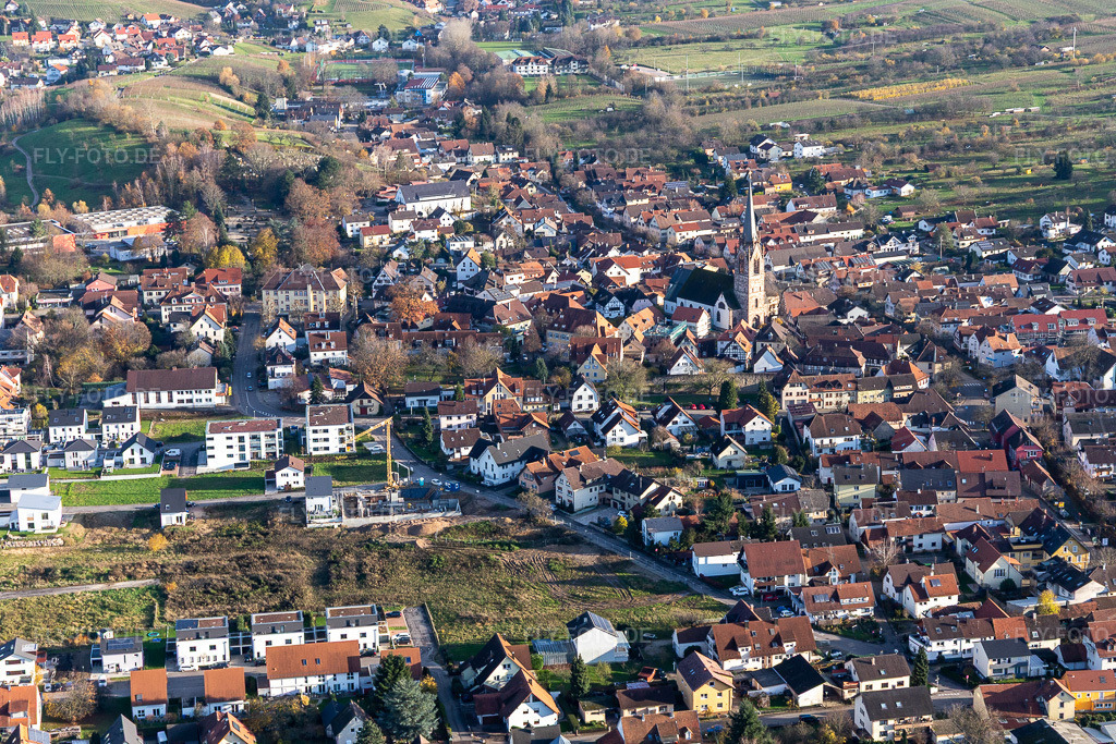 Luftbild: Kirchengebäude von St.Jakobus im Ortszentrum in Steinbach im Ortsteil Steinbach in Baden-Baden im Bundesland Baden-Württemberg in Deutschland. Foto: IMG_119893.jpg vom 30.11.2019 durch Werner Riehm/FLY-FOTO.de