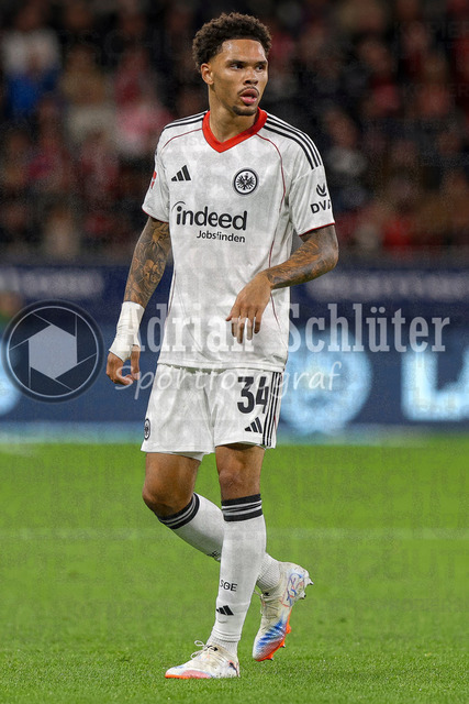 Bayer 04 Leverkusen vs Eintracht Frankfurt - Bundesliga  | Leverkusen, Deutschland, 12.09.25:   Pharrell Nnamdi Collins (Eintracht Frankfurt) schaut waehrend des Spiels der Bundesliga zwischen  Bayer 04 Leverkusen vs Eintracht Frankfurt in der BayArena(Foto von Brauer-Fotoagentur / Adrian Schlueter)