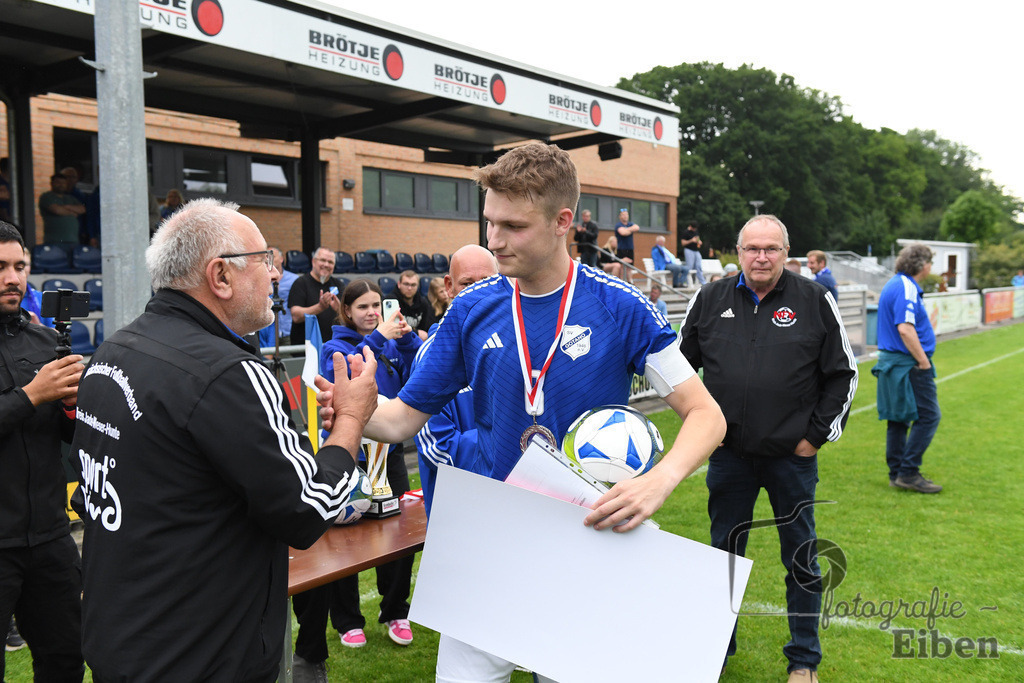 1. FC Nordenham-SV GOTANO | Kreispokal Finale Jade-Weser-Hunte 1. Mannschaften; 1.FC Nordenham (weiß)-SV GOTANO (blau) am 15.06.2025 in Rastede (Sportanlage Köttersweg), Photo: Philip Eiben 2025 - Realisiert mit Pictrs.com