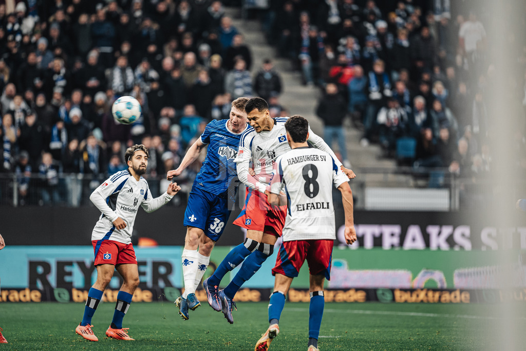 Fußball | Männer | Saison 2024/2025 | 2. Fußball-Bundesliga | 15. Spieltag | Hamburger SV vs. SV Darmstadt 98 | 08.12.2024 | Davie Selke (#27, HSV) beim Kopfball