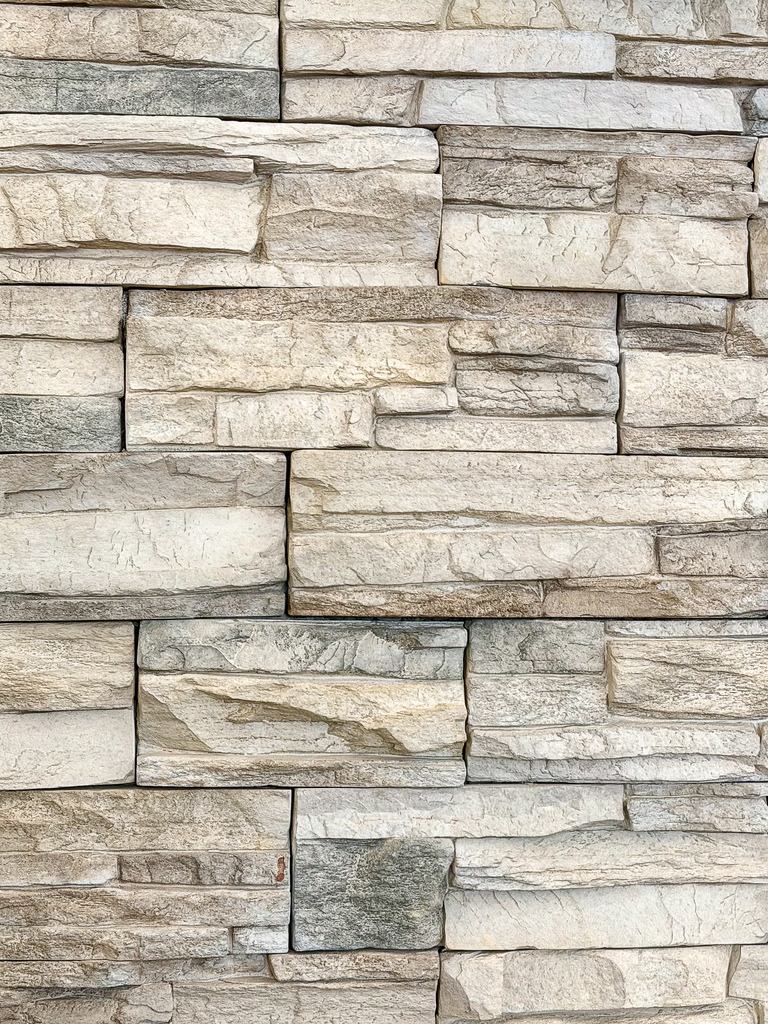 Geometrische Natursteinwand | Abstrakte Architektur Fotokunst | Zeitlose Natur-Strukturen für modernes Interior Design. Diese hochaufgelöste Architektur-Fotografie fängt die faszinierende Geometrie, die feinen Linien und die warmen Erd- und Grautöne einer geschichteten Natursteinwand perfekt ein. Als großformatiges Wandbild (besonders edel auf hochwertiger Leinwand oder mattem Alu-Dibond) bringt dieses Kunstwerk beruhigende Eleganz und Tiefe in dein Wohnzimmer, Loft oder Büro. - Realisiert mit Pictrs.com