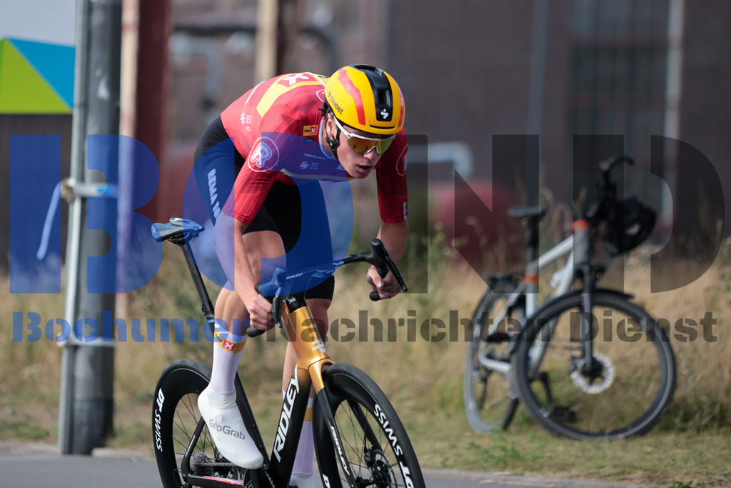 SES_DEUTOU20250820-150 | bond - Realisiert mit Pictrs.com