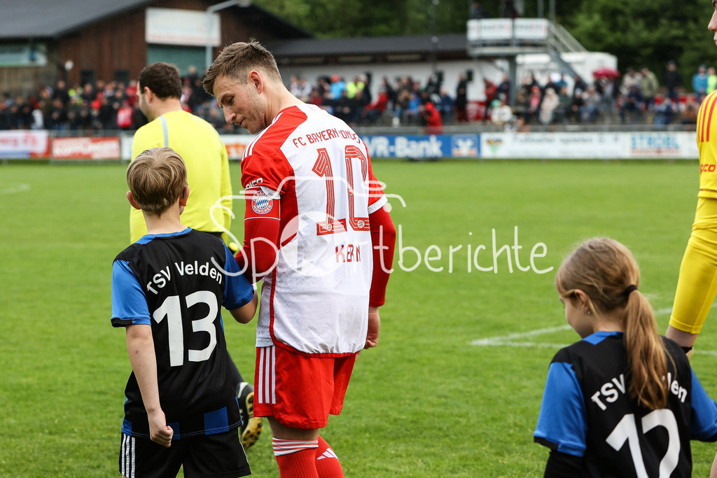 TSV Buchbach - FC Bayern Amateure | die Einlaufkinder freuen sich / Timo KERN (FCB #10) / Einlauf