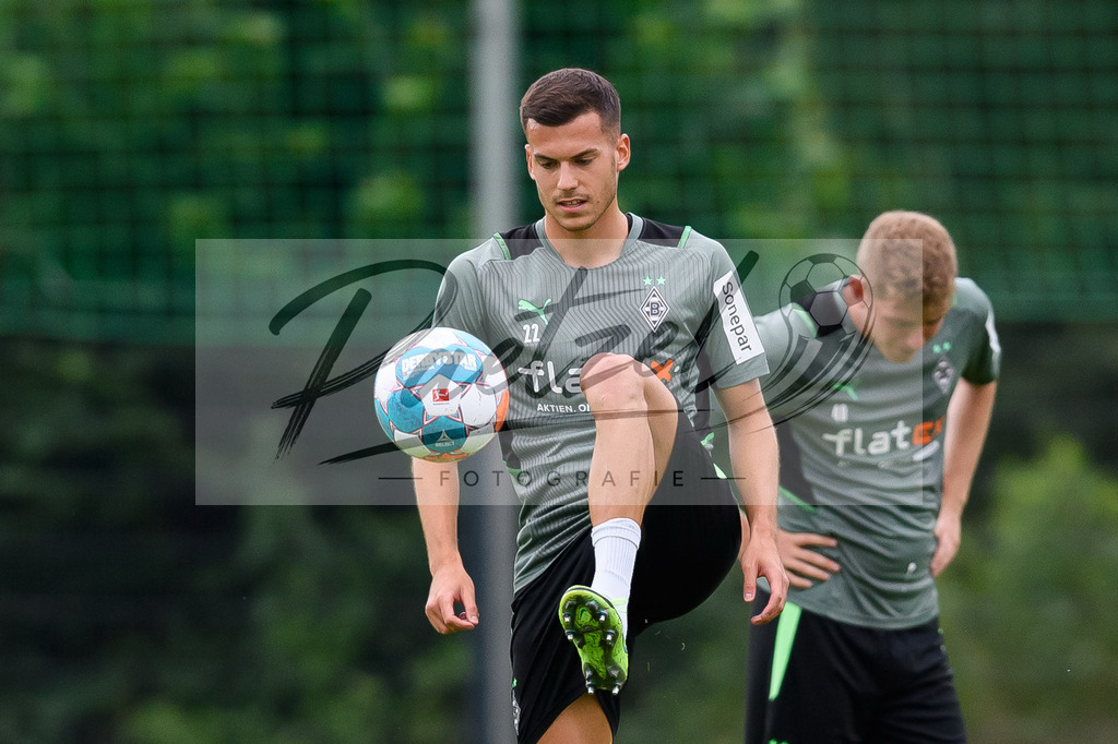 TRABMG20210719_020 | Fussball, Herren: Laszlo Benes (Borussia Moenchengladbach) in Aktion, am Ball, Einzelaktion beim Training von Borussia Moenchengladbach waehrend des Trainingslagers auf dem Trainingsplatz am Hotel Klosterpforte am 19.07.2021 in Harsewinkel, Deutschland. - Realisiert mit Pictrs.com
