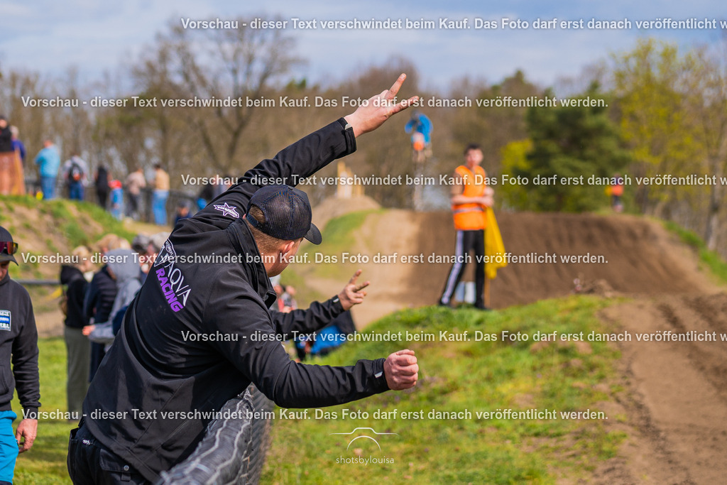 04_13_Bensdorf_MX1-1814 | Sportfotografin aus Berlin-Brandenburg mit Fokus auf Motocross. Ich halte deine sportliche Leistung und echte Emotionen auf und neben der Strecke professionell fest. Entdecke die Fotos von deinem Rennen und bestelle sie direkt hier im Shop.