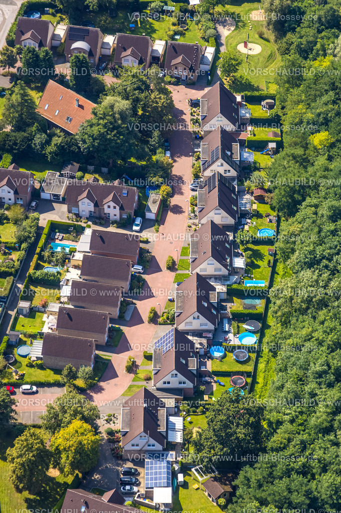 Gladbeck240806734 | Luftbild, Einfamilien Reihenhäuser Wohnsiedlung Adolf-Reichwein-Straße und Gärten mit Swimmingpool, Ellinghorst, Gladbeck, Ruhrgebiet, Nordrhein-Westfalen, Deutschland