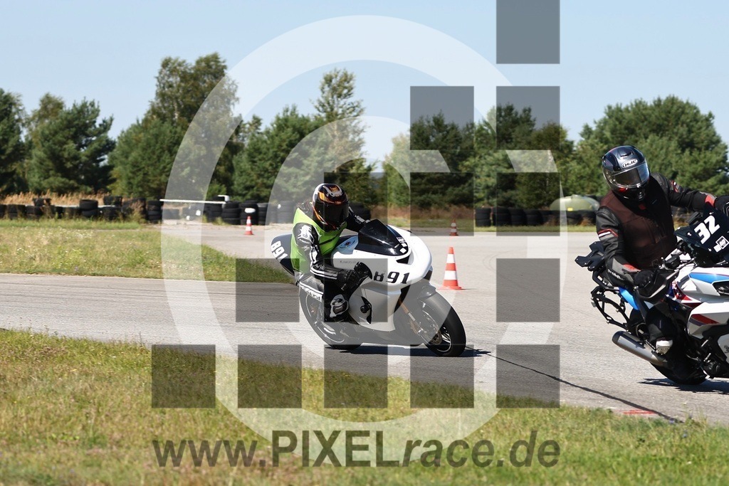 0891-20260809_13827 | Schöne Erinnerungen an spannende Momente - das festzuhalten ist unser Job. PIXELrace.de ist seit 2003 auf den Rennstrecken Europas unterwegs um die Action draußen beim Fahren und die wunderbare Stimmung imm Fahrerlager für euch einzufangen.